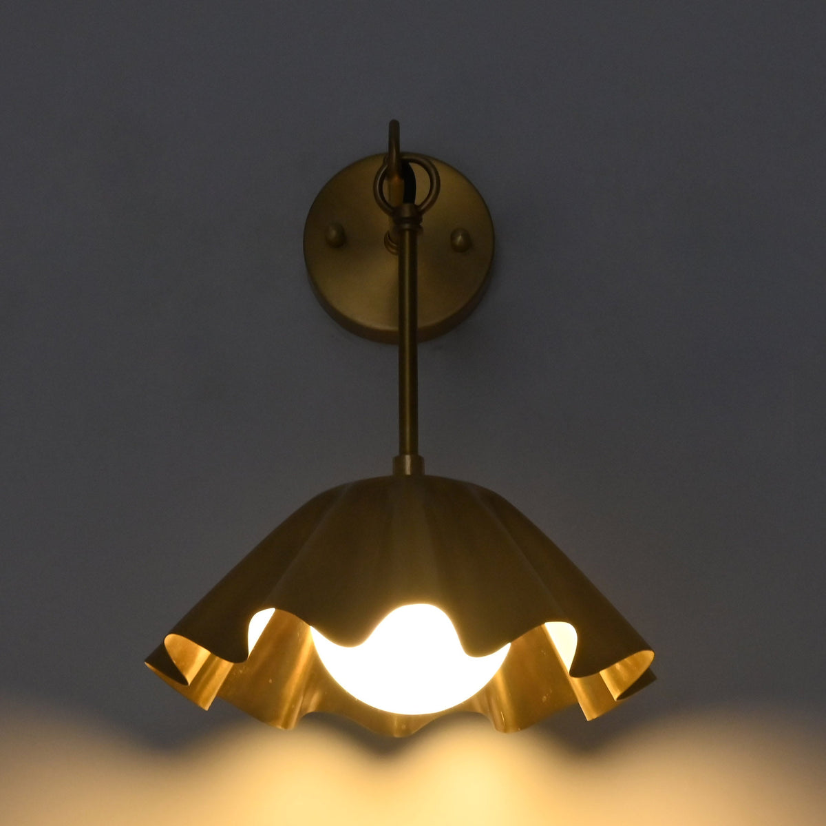 Siena Petalia – Scalloped Brass Wall Sconce – 1-Light – 10" x 13"