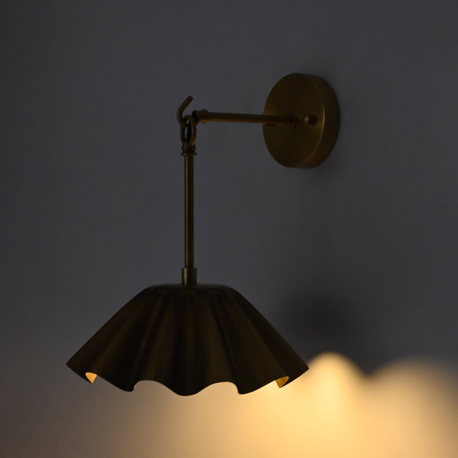 Siena Petalia – Scalloped Brass Wall Sconce – 1-Light – 10" x 13"
