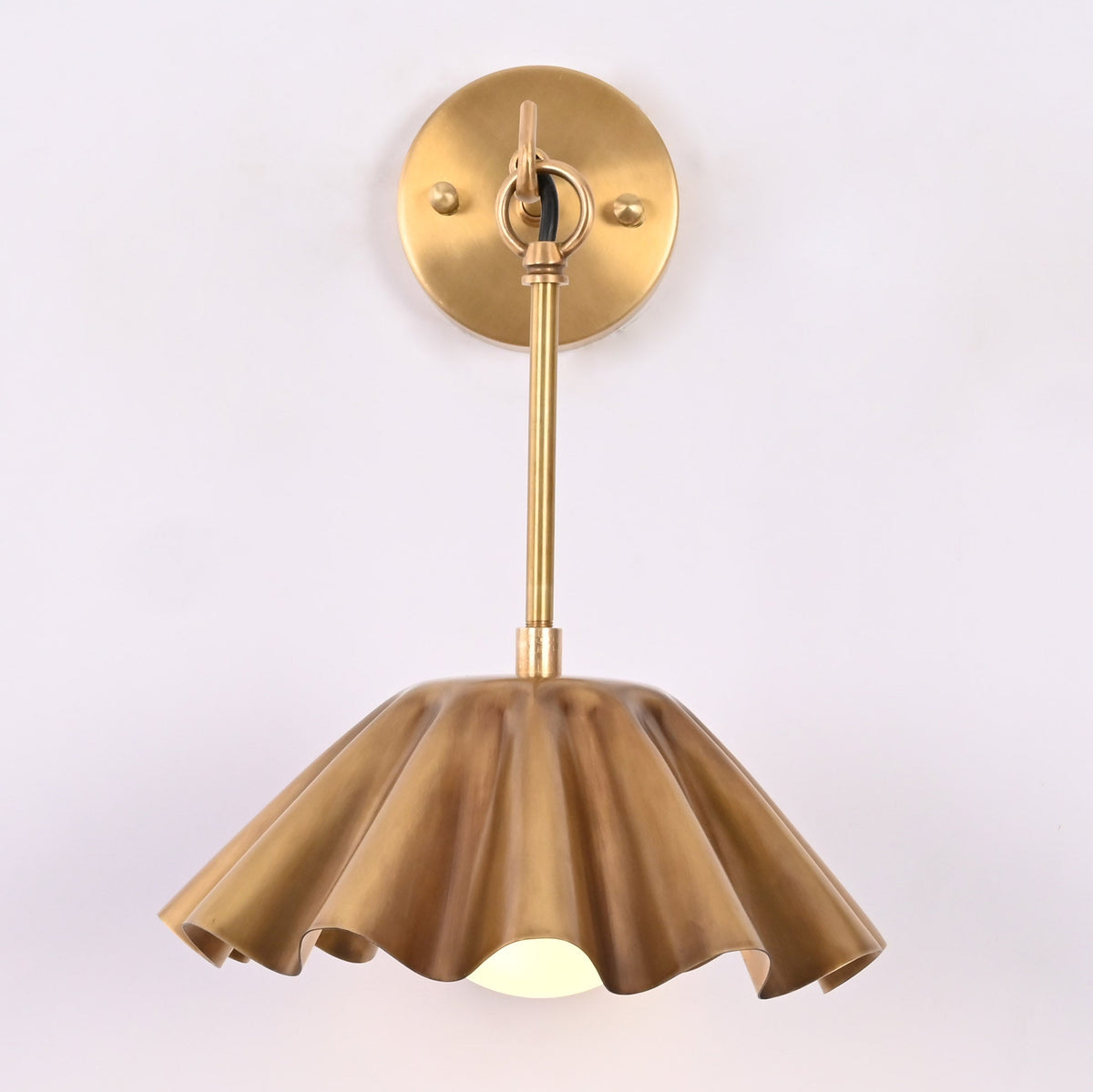 Siena Petalia – Scalloped Brass Wall Sconce – 1-Light – 10" x 13"