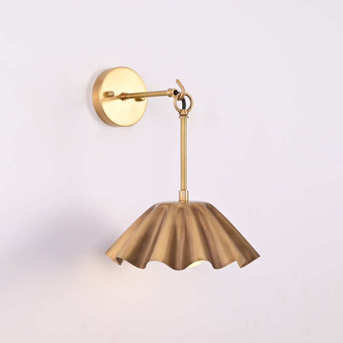 Siena Petalia – Scalloped Brass Wall Sconce – 1-Light – 10" x 13"