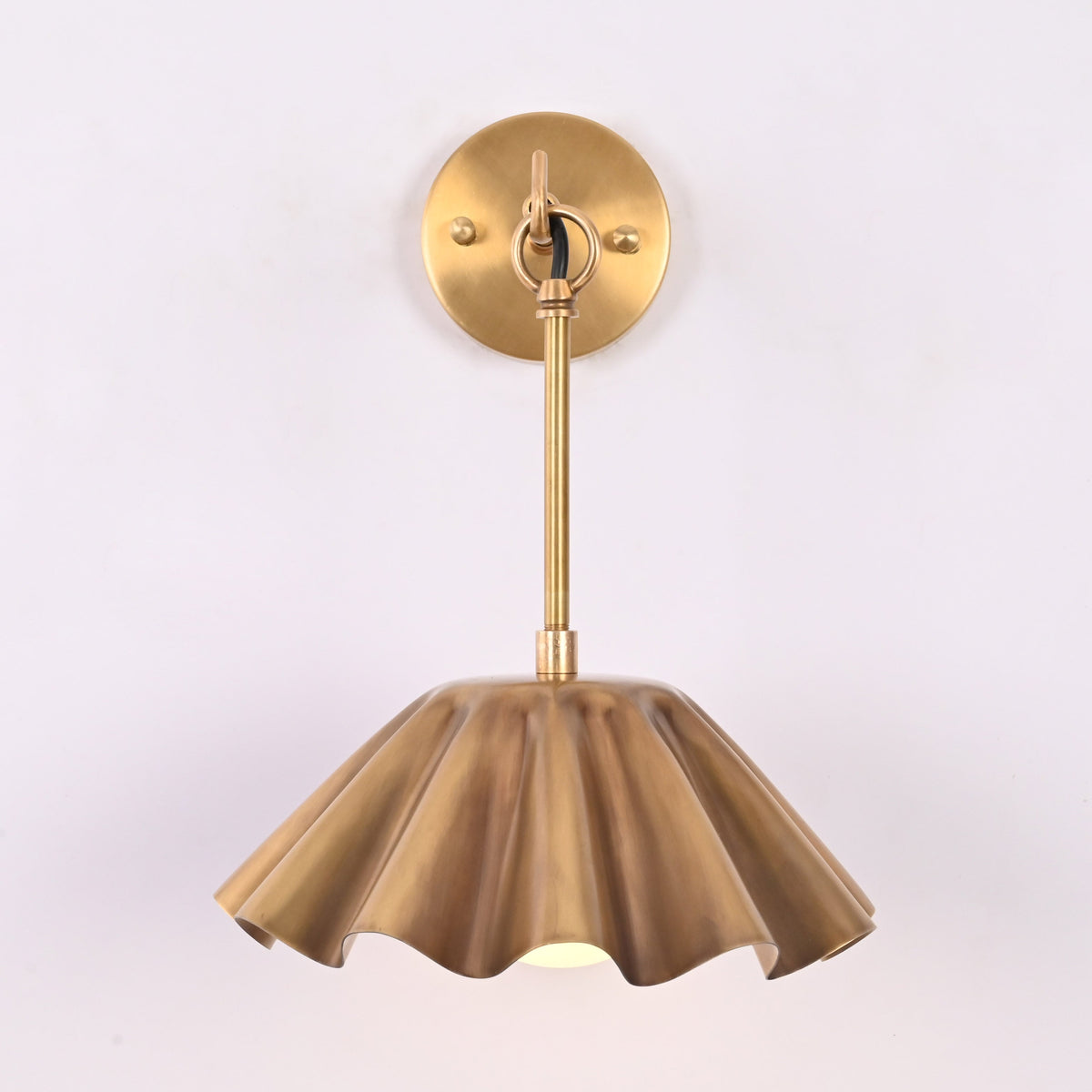 Siena Petalia – Scalloped Brass Wall Sconce – 1-Light – 10" x 13"